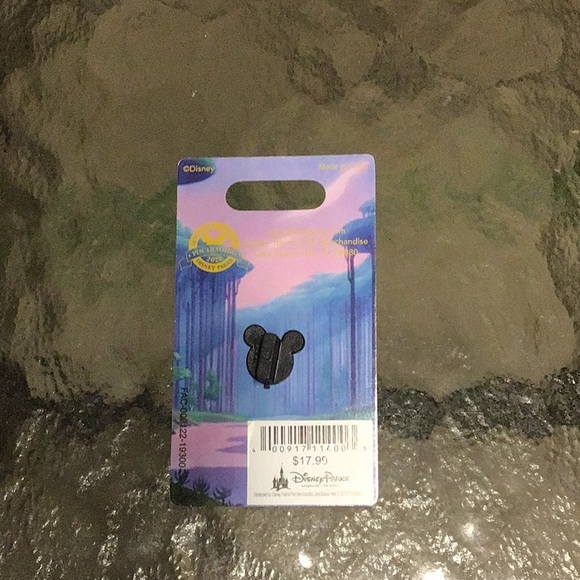 Disney park limited edition Pocahontas trading pin - Picture 3 of 3